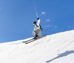 开云官方app入口-F1新赛季揭幕战之夜，伊布关键战不手软，双线传奇的交汇时刻