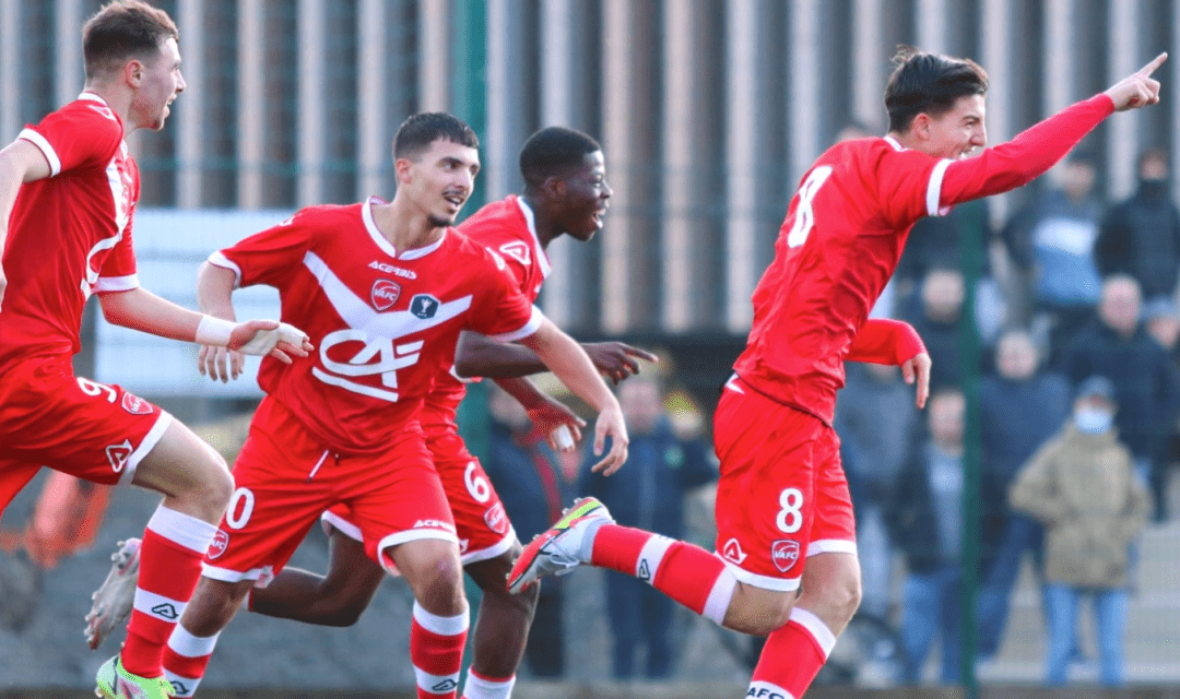 瓦朗谢纳客场胜斯特拉斯堡，继续保持榜首位置