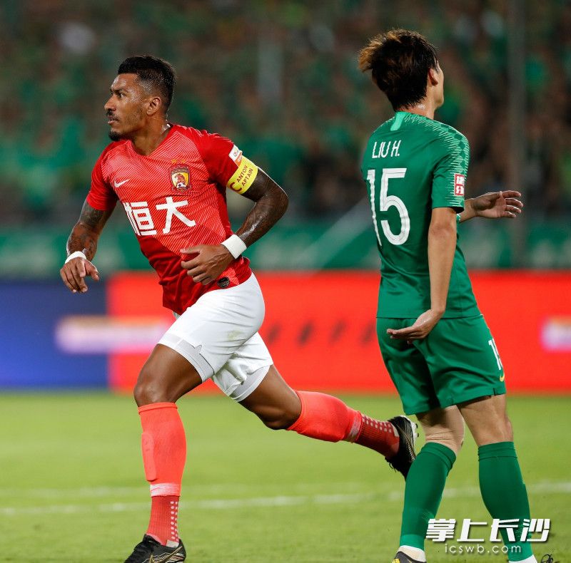 广州恒大队在关键比赛中取得胜利