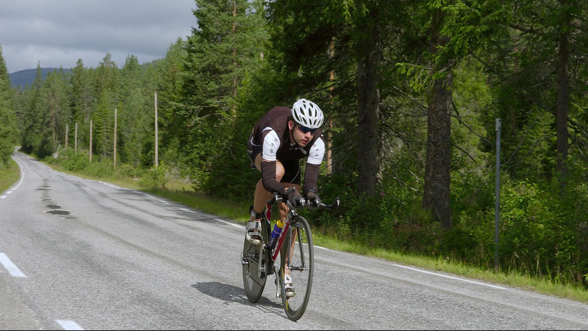 足球场上的地缘寓言,波兰碾压乌克兰,哈兰德惊艳四座的双重奏