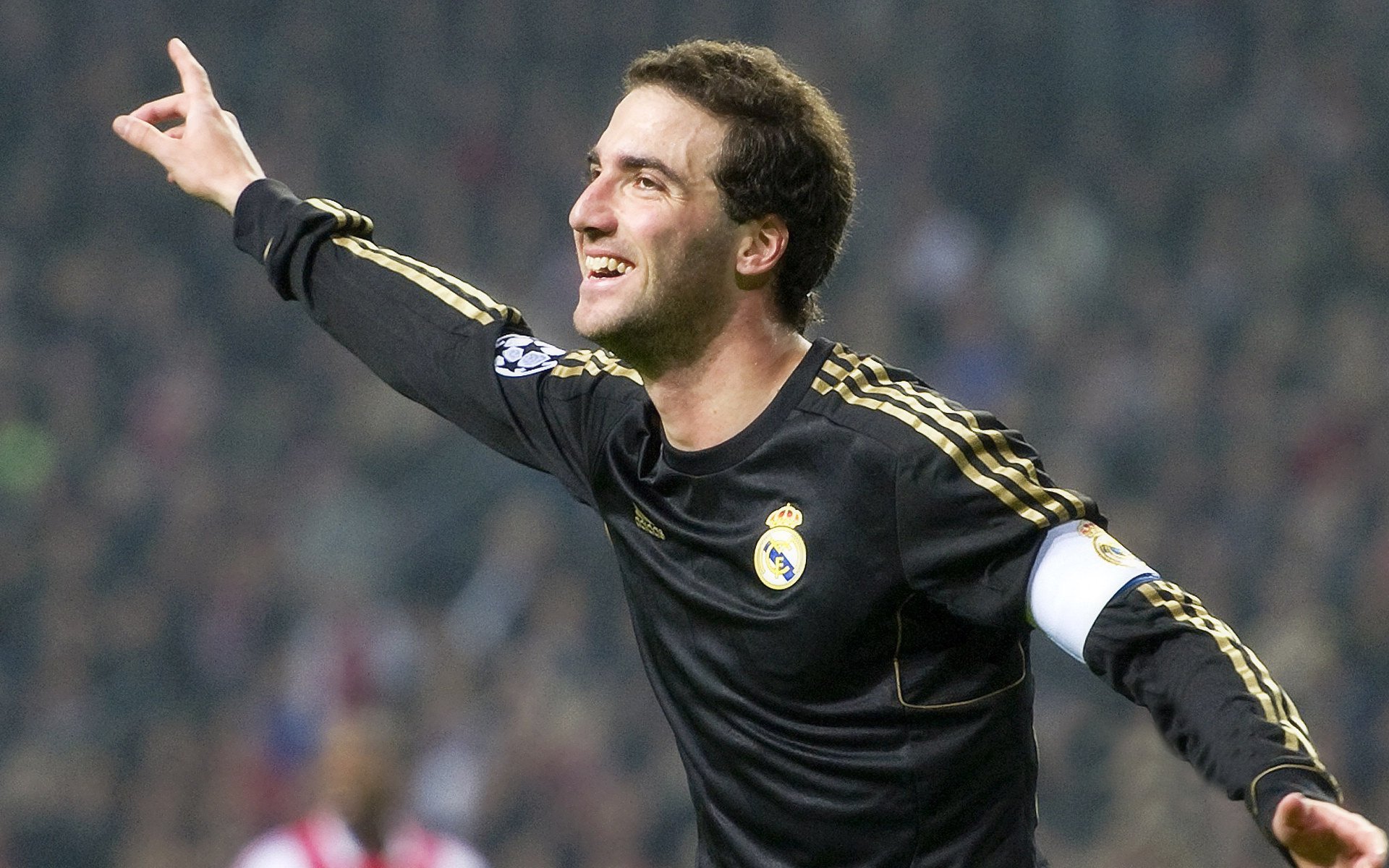 赛道上的逆袭，索伯鏖战法拉利，新星皮亚斯特里点燃战局